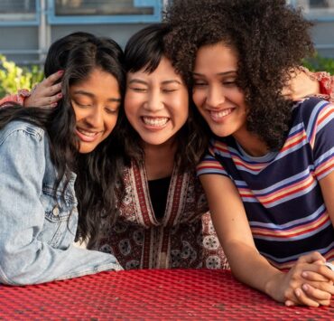 Você vai ficar chocado com a idade dos atores da série 'Eu Nunca...' da Netflix