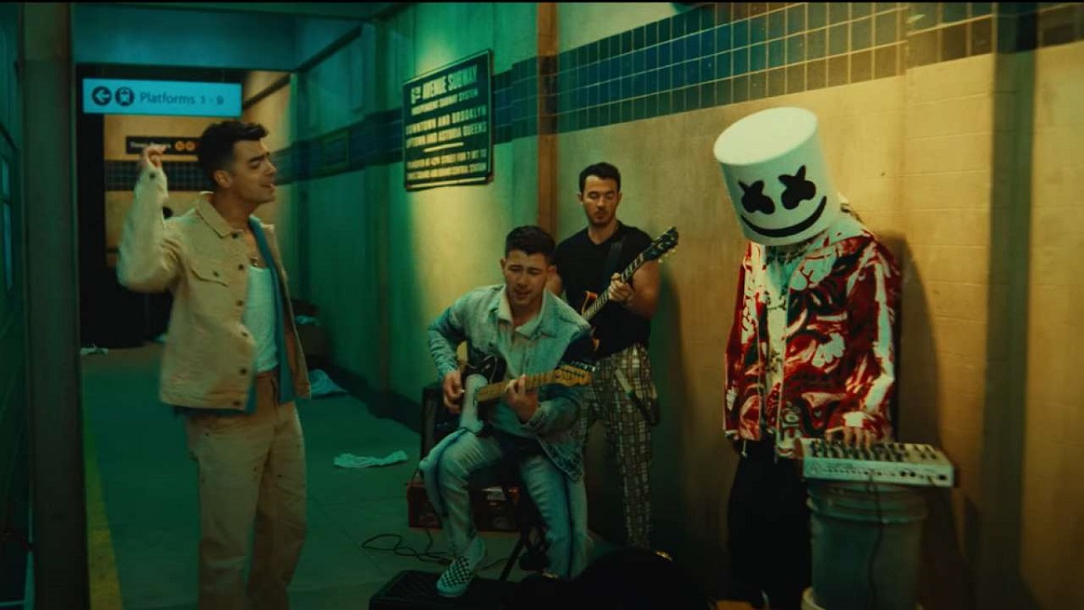 Jonas Brothers lança clipe de 'Leave Before You Love Me' com Marshmello