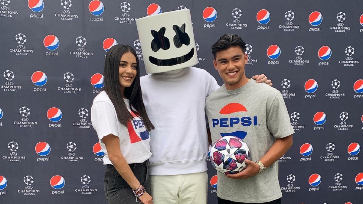 Sabina Hidalgo e Bailey May ao lado de Marshmello