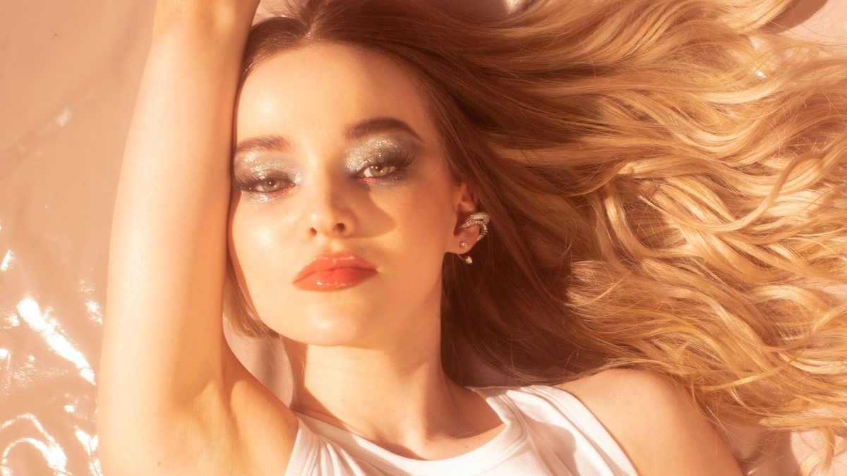 Dove Cameron conta que soube sobre sua sexualidade desde cedo e revela com quantos anos se assumiu para sua mãe