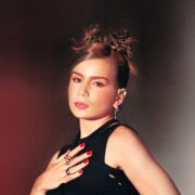 Carol Biazin conta uma história de amor em 3 atos no seu 2º álbum, "Reversa"