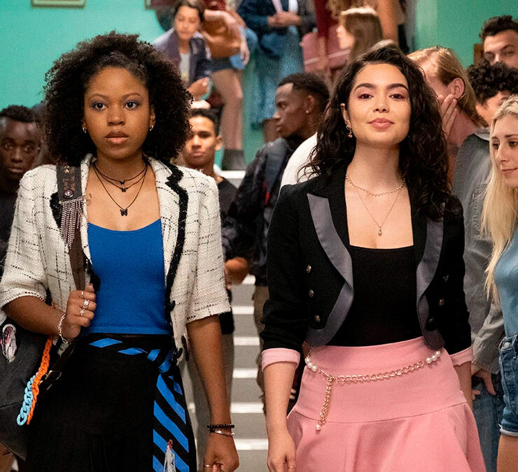 Riele Downs (Darby) e Auli'i Cravalho (Capri) nos corredores da escola em uma cena do filme "Darby: A Jovem Sensitiva"