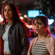 Melissa Barrera (Sam Carpenter) e Jenna Ortega (Tara Carpenter) em cena de 'Pânico 6'.