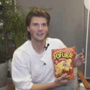 Ruel prova comidas brasileiras em sua primeira passagem pelo Brasil; vem ver (EXCLUSIVO)