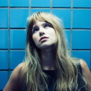 Clarissa anuncia "TANTAS FORMAS DE DIZER ADEUS" e celebra o pop/rock do futuro em show de lançamento em SP