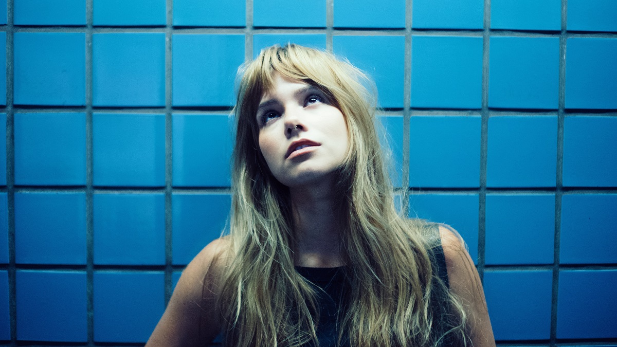 Clarissa anuncia "TANTAS FORMAS DE DIZER ADEUS" e celebra o pop/rock do futuro em show de lançamento em SP